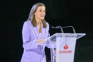 La Reina cerrando el acto.