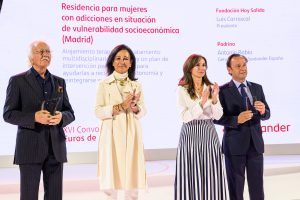 El Dr. Luis Carrascal recibiendo el,galardón