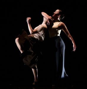 LO QUE PASA MIENTRAS NOS ACERCAMOS